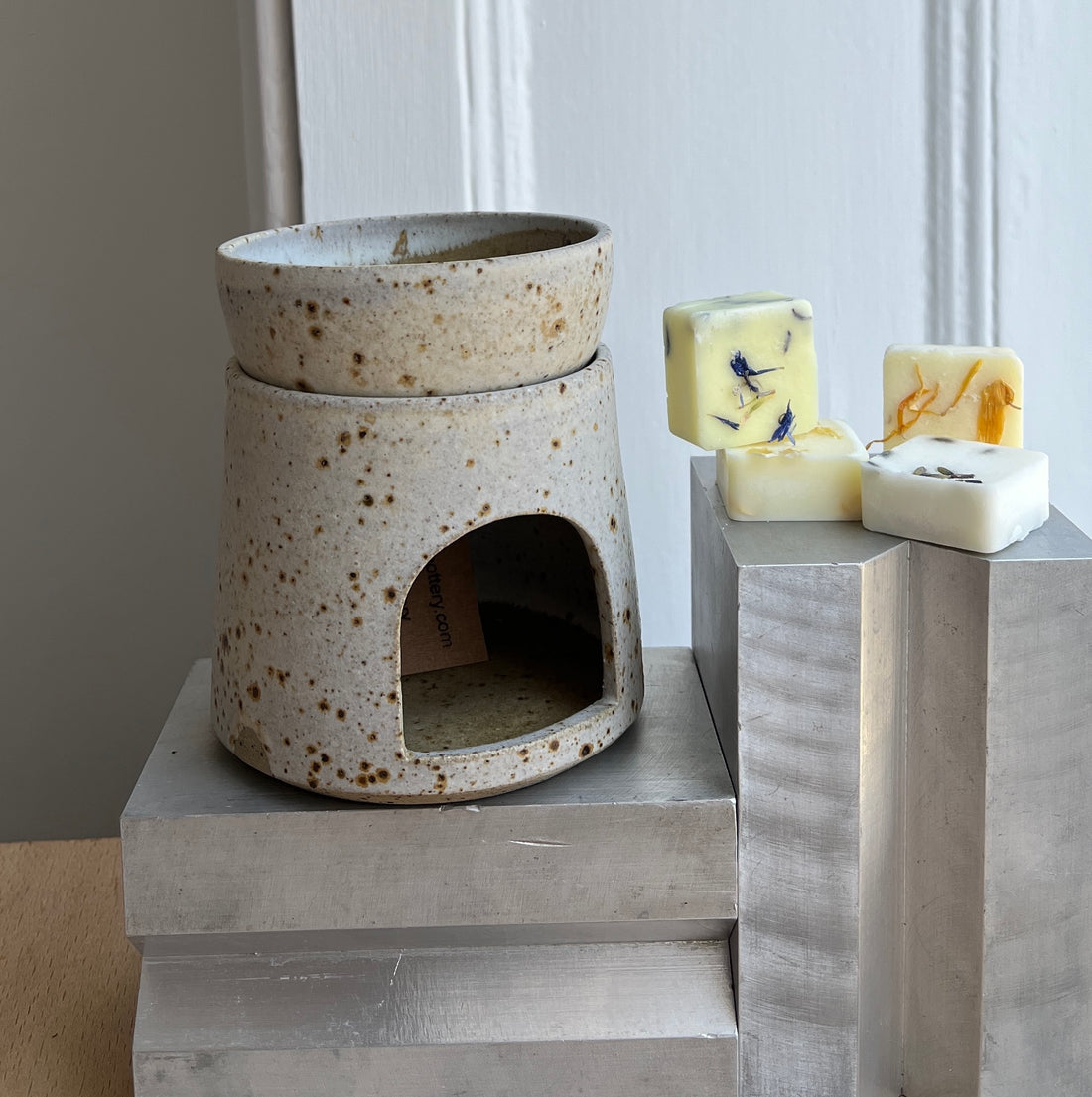 Oatmeal Ceramic Oil Burner & Wax Melt Gift Bundle