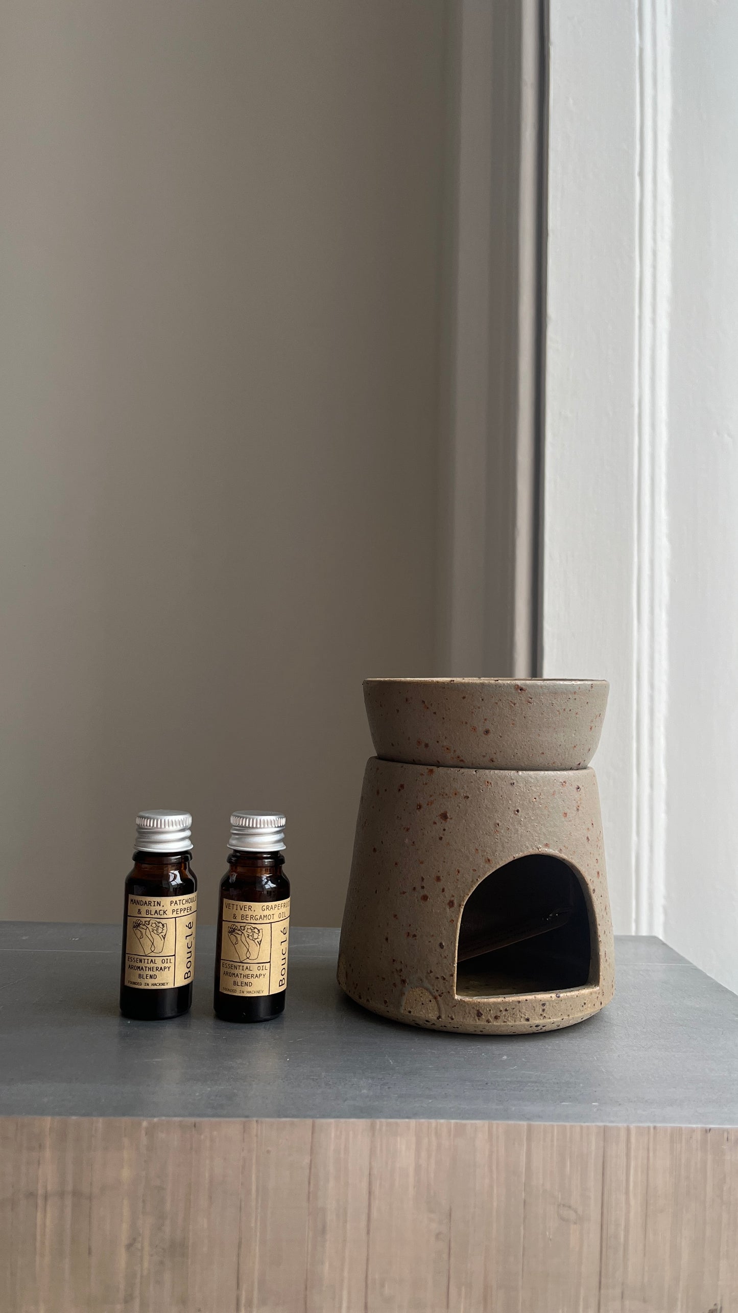 Seaweed Green Ceramic Oil Burner & Aromatherapy Oil Gift Bundle