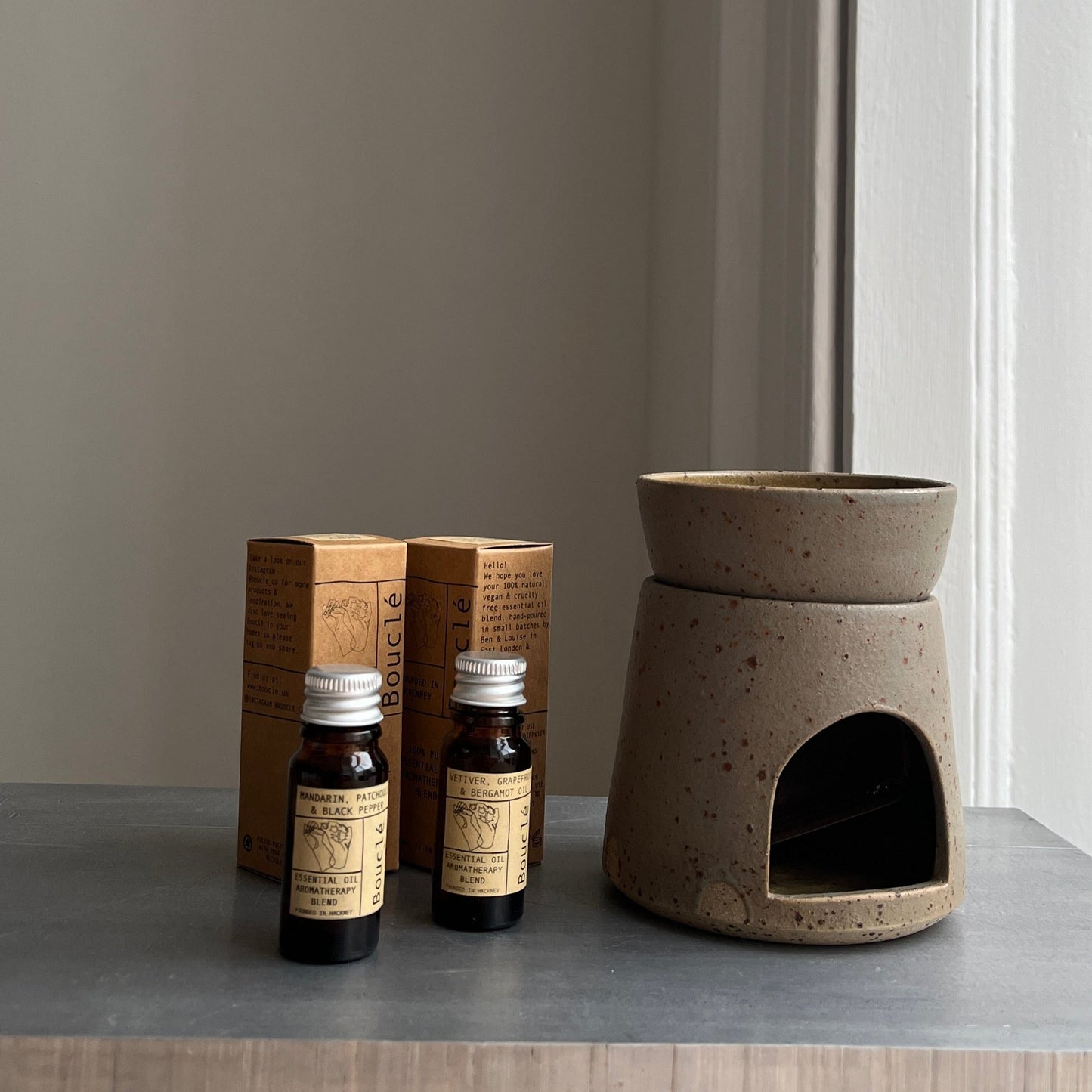 Seaweed Green Ceramic Oil Burner & Aromatherapy Oil Gift Bundle