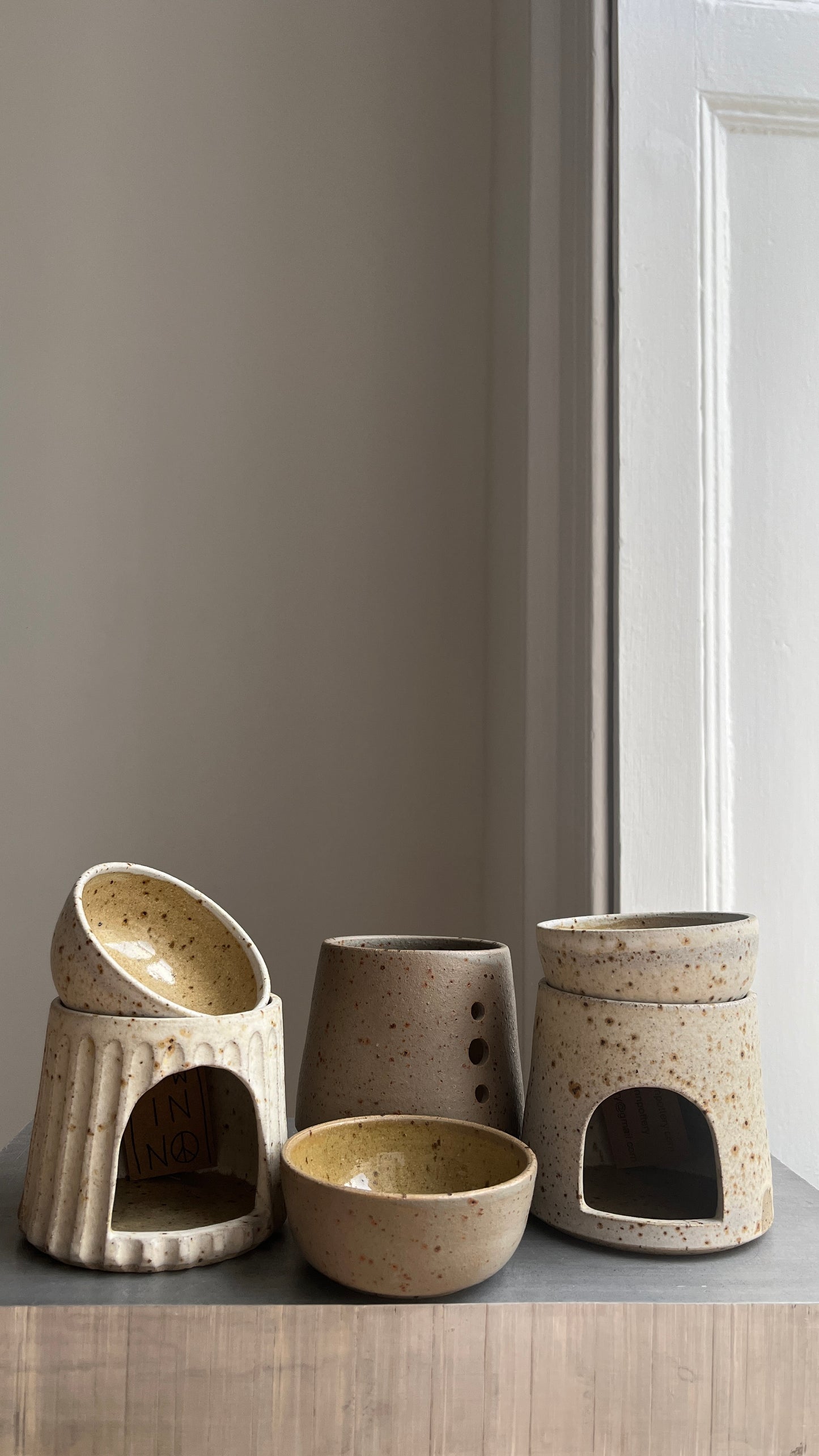 Seaweed Green Ceramic Oil Burner & Aromatherapy Oil Gift Bundle