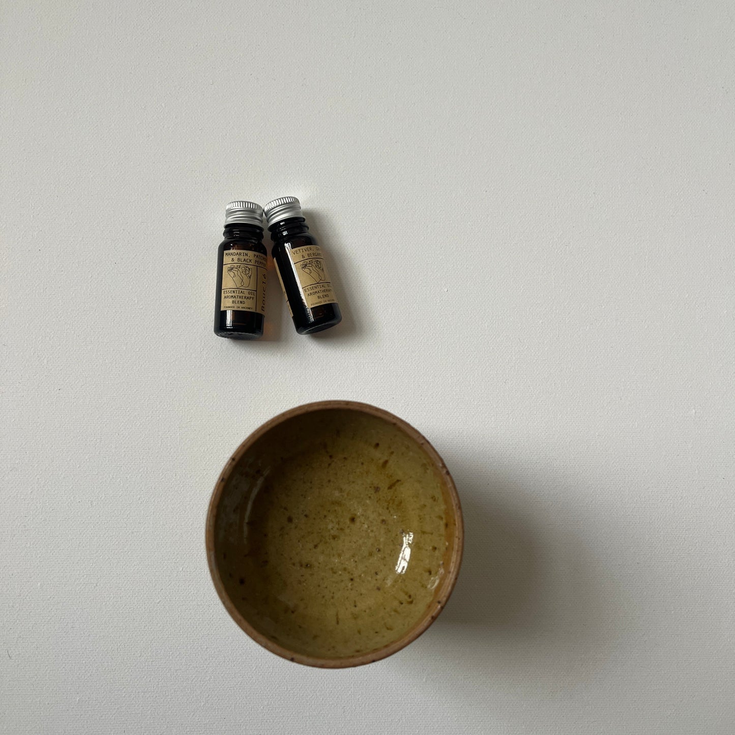 Seaweed Green Ceramic Oil Burner & Aromatherapy Oil Gift Bundle