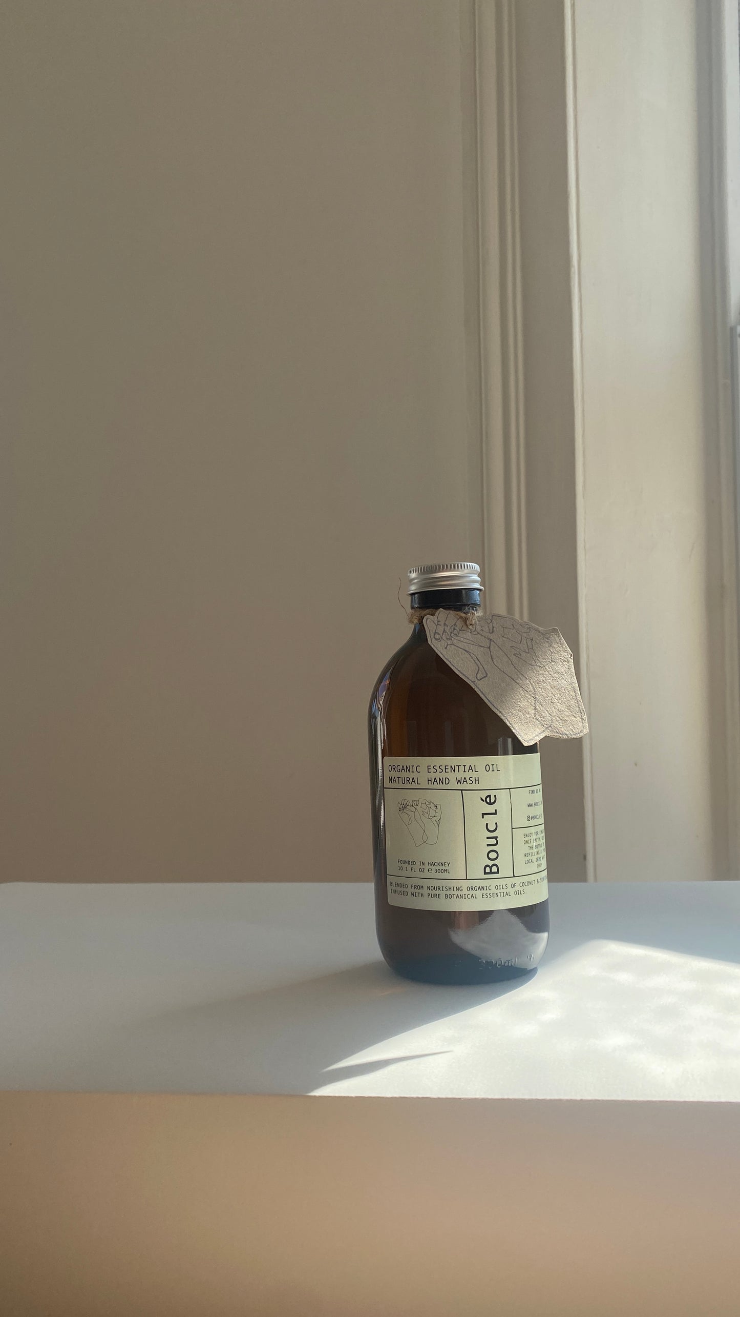 Plastic free refill option for Bouclé Hackney essential oil natural vegan handwash. Bottle comes with aluminium lid and recycled card information tag.