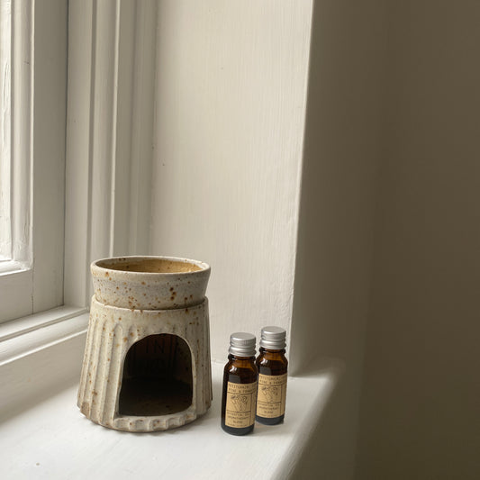 Oatmeal Fluted Ceramic Oil Burner & Aromatherapy Oil Gift Bundle