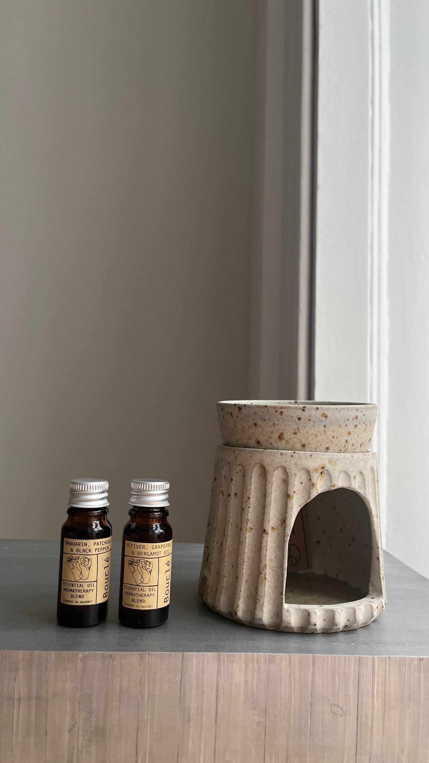 Oatmeal Fluted Ceramic Oil Burner & Aromatherapy Oil Gift Bundle
