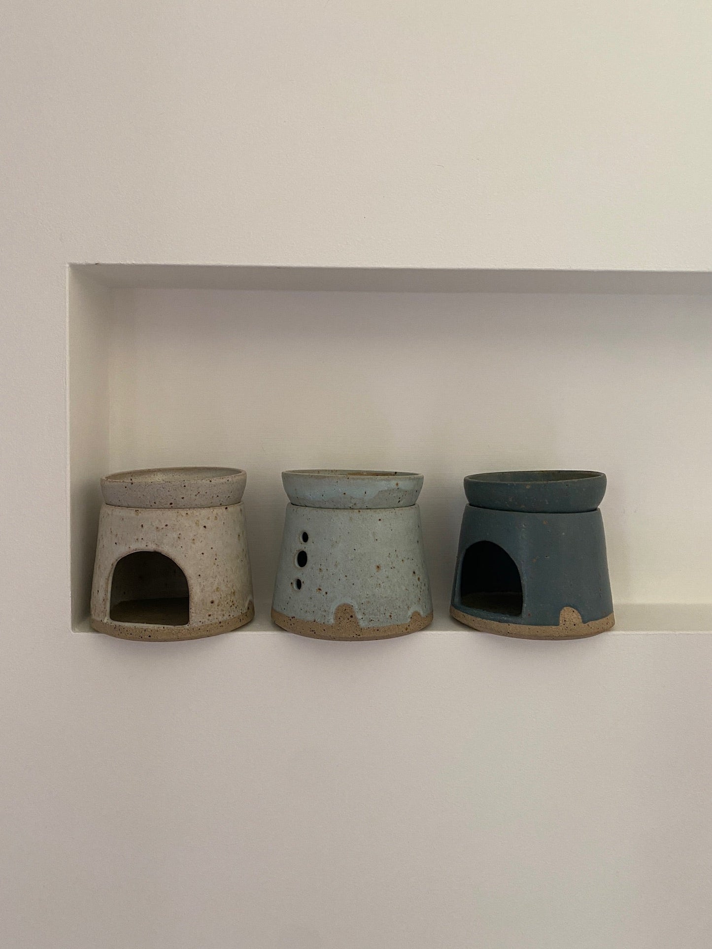 Selection of three glazes in the essential oil and oil burner gift set - the colours are ecru, light blue and teal